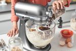 05_KitchenAid_Batedeira_KEA33DS_Imagem_Com_Modelo_1